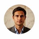 Portrait von Mertay Bayrami in einem Coaching-Raum mit Chart-Skizzen im Hintergrund